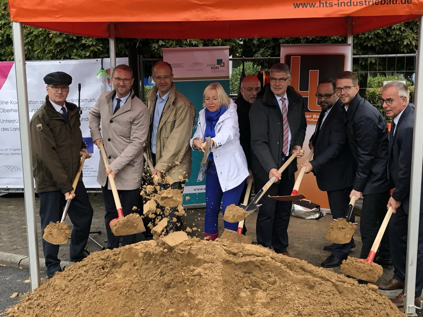 Die Hessische Digitalministerin Prof. Dr. Kristina Sinemus (Mitte) beim Spatenstich für den Breitbandausbau in Mücke (Vogelsbergkreis). (Foto: Hessische Staatskanzlei)